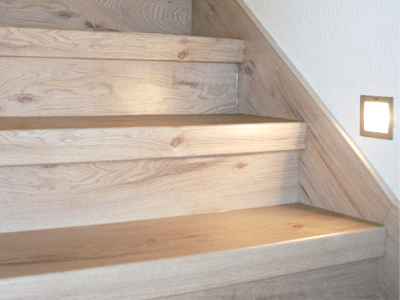 laminátových schodů bílý ořech LED