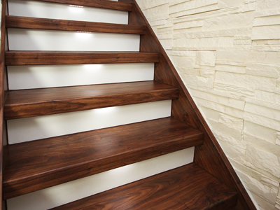 Renovace schodů vlašský ořech z LED